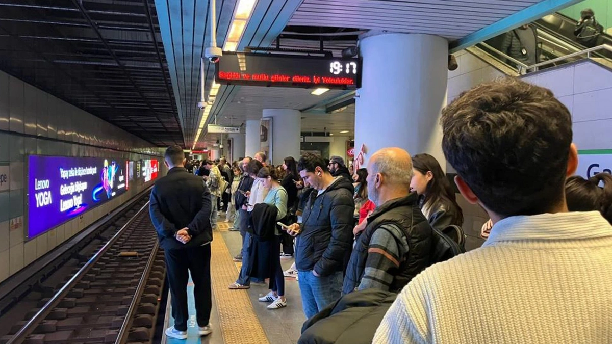 İstanbul'da metro arızası: Vatandaşlar 45 dakika beklemek zorunda kaldı