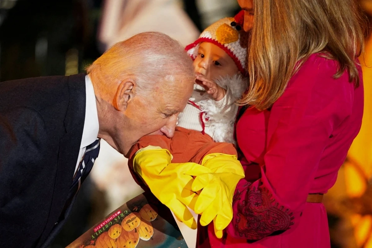 Joe Biden Beyaz Saray'da çocukları ısırdı