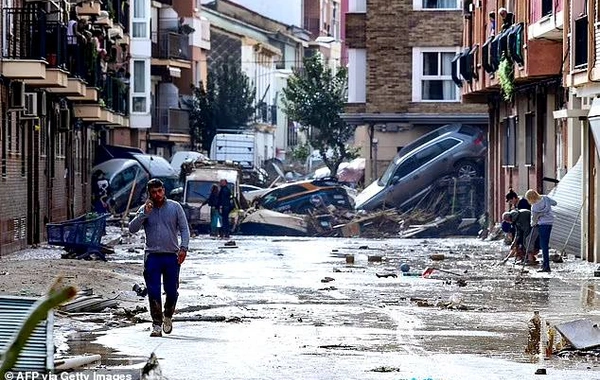 İspanya'da sel felaketi: Valencia sular altında kaldı