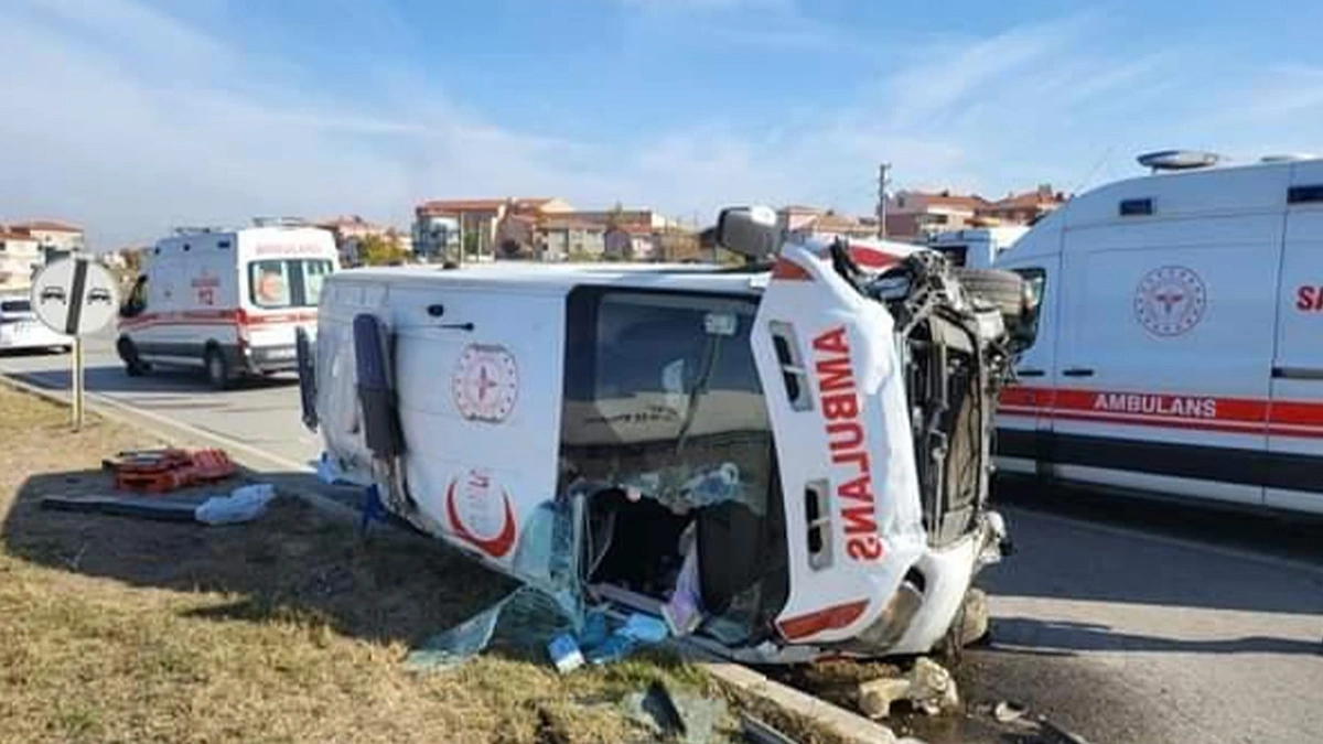 Edirne'de ambulans ve otomobil çarpıştı: 7 yaralı