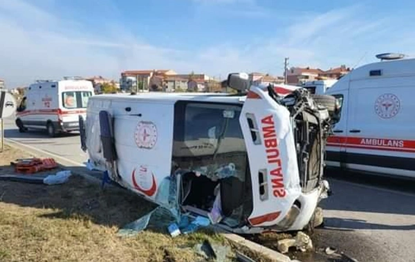 Edirne'de ambulans ve otomobil çarpıştı: 7 yaralı