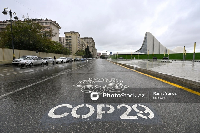 В Баку вступило в силу ограничение на движение транспорта по полосам COP29