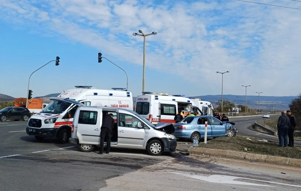 Bolu'da feci kaza: Otomobil ve hafif ticari araç kafa kafaya çarpıştı