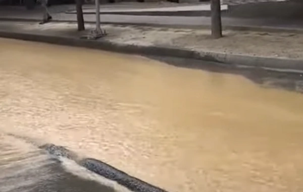 В Бадамдаре прорвало водопровод: улицу затопило