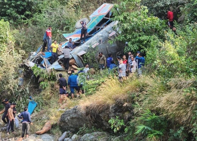 Hindistan'da otobüsün vadiye düşmesi sonucu 36 kişi öldü