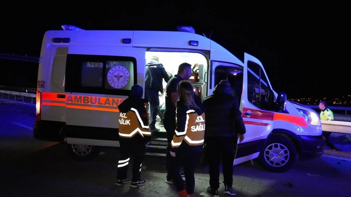 Ambulans ile otomobil çarpıştı: Aynı aileden 5 kişi yaralı