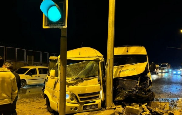 Ankara'da feci kaza: İki servis aracı çarpıştı, 21 yaralı var