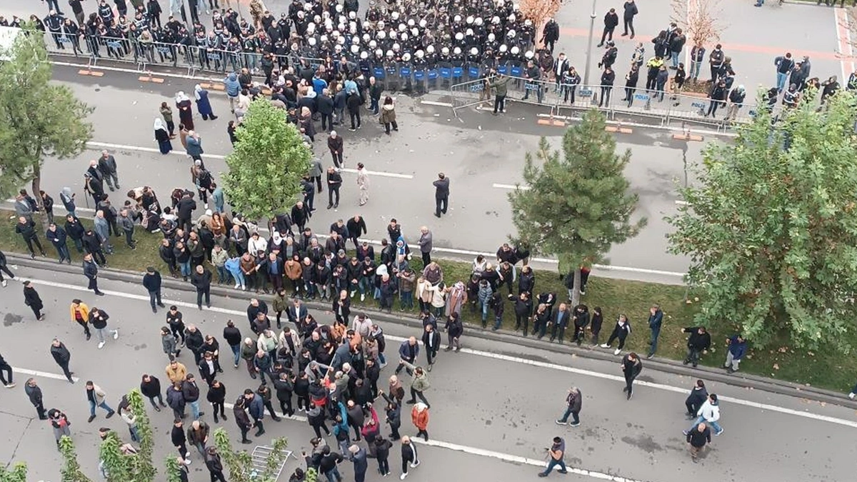 Batman'da gerginlik: Belediye binasına girmeye çalışan gruba polis müdahalesi