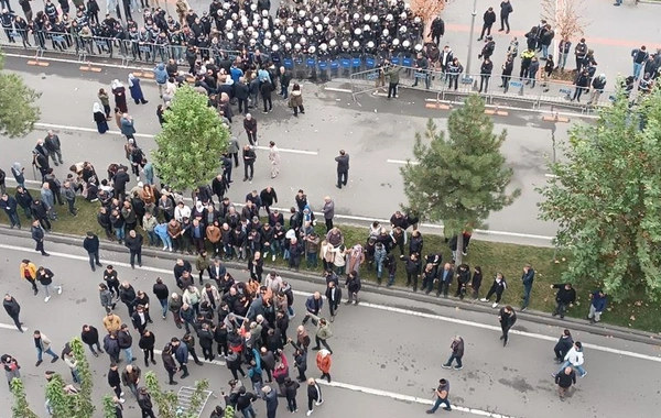 Batman'da gerginlik: Belediye binasına girmeye çalışan gruba polis müdahalesi