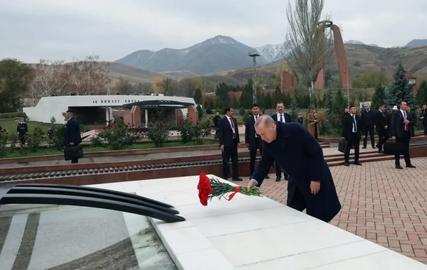 Erdoğan, Kırgızistan'da Ata Beyit Anıtı ve Cengiz Aytmatov'un kabrini ziyaret etti