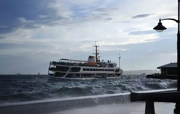 İstanbul'da vapur seferlerine fırtına engeli