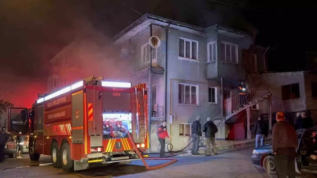 Bolu'da korkunç yangın: 3 katlı ev kullanılamaz hale geldi