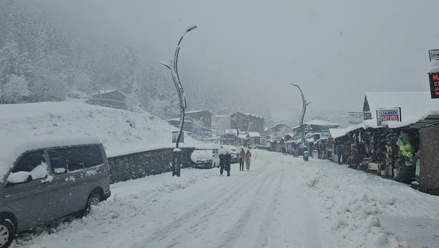 Ayder Yaylası'nda kar kalınlığı 20 santimetreye ulaştı