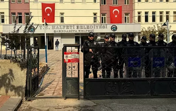 Halfeti belediyesi'ne yapılan görevlendirme sonrası gerginlik: 16 gözaltı