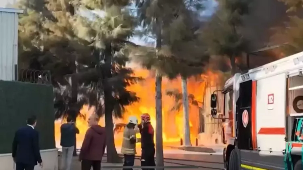 İzmir'de kimya fabrikası alev alev yandı, patlamalar yaşandı