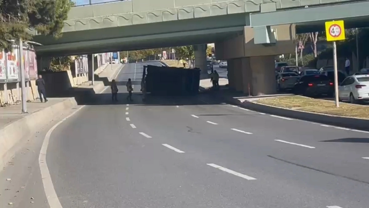 Bakırköy'de yine aynı üst geçit, yine kaza: Vinç devrildi