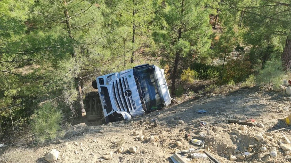 Antalya-Isparta yolunda feci kaza: Ölü sayısı 3'e yükseldi