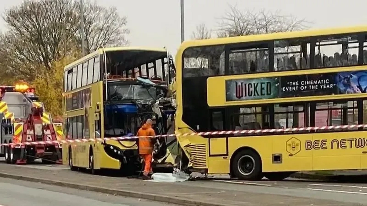 Britaniyada ikimərtəbəli avtobuslar toqquşdu: Çox sayda yaralı var