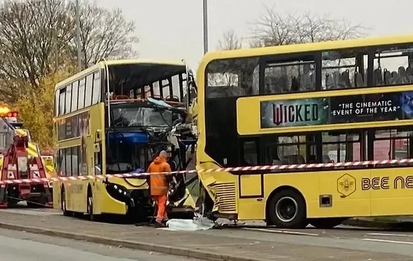 Britaniyada ikimərtəbəli avtobuslar toqquşdu: Çox sayda yaralı var