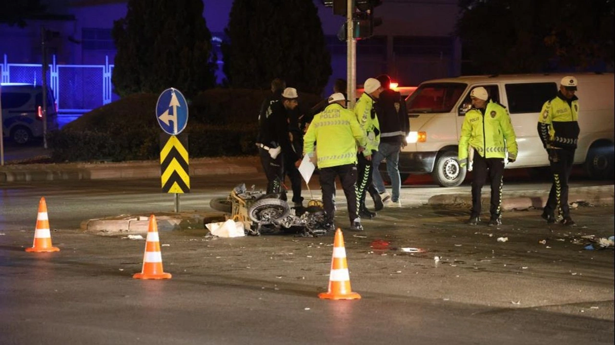 Kırmızı ışık ihlali ölüm getirdi: Motosiklet sürücüsü hayatını kaybetti