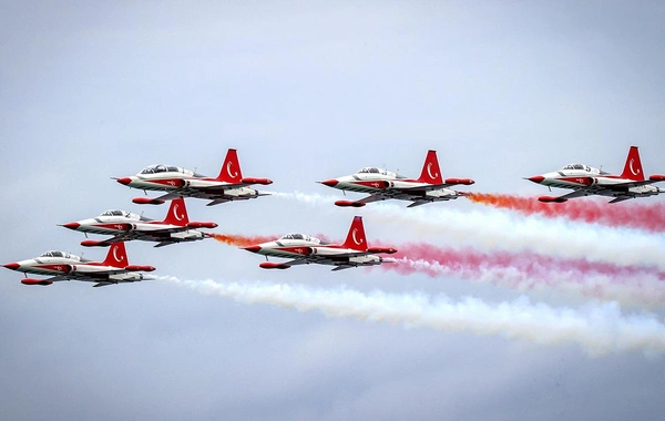 Türk Yıldızları'nın büyüleyici "Ata'ya saygı" gösterisi Antalya'da