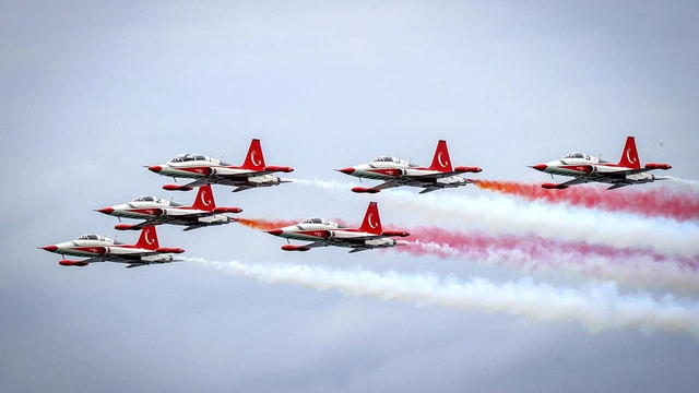 Türk Yıldızları'nın büyüleyici "Ata'ya saygı" gösterisi Antalya'da