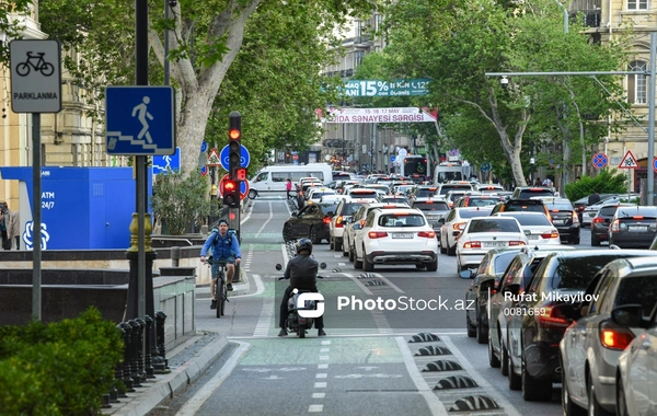 Motosikletlər velosiped zolaqlarında ciddi təhlükə yaradırlar - NARAZILIQ