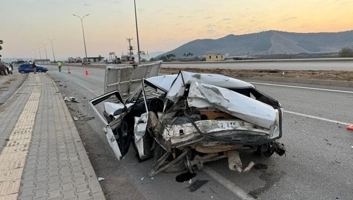 Hatay'da korkunç kaza: Hurdaya dönen araba çocuğa mezar oldu