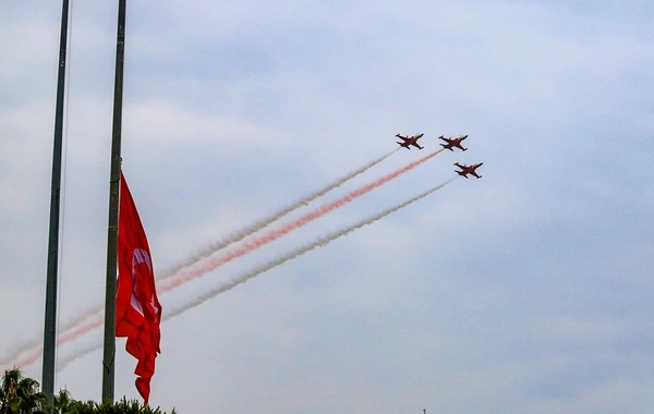 Türk Yıldızları'ndan Antalya semalarında "Ata'ya saygı" uçuşu