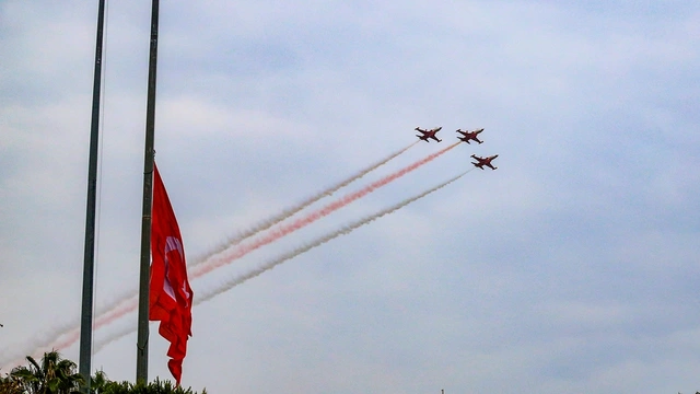 Türk Yıldızları'ndan Antalya semalarında "Ata'ya saygı" uçuşu