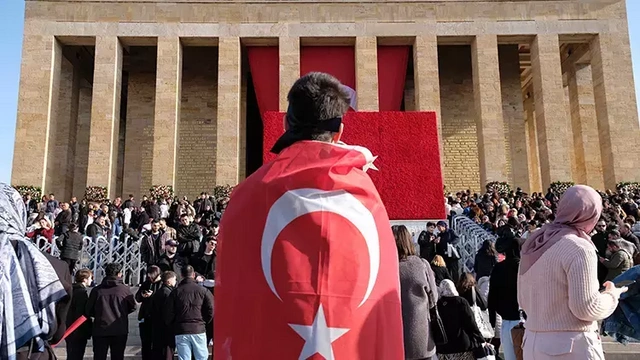 Anıtkabir'de ziyaretçi yoğunluğu: Yurdun dört bir yanından akın ettiler