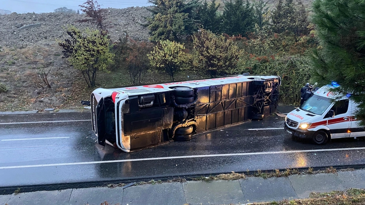 İstanbulda sərnişin avtobusu aşdı: Ölən və yaralananlar var