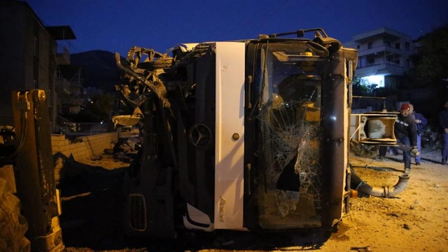 Hatay'da korkunç anlar: Kontrolden çıkan beton mikseri kaza yaptı