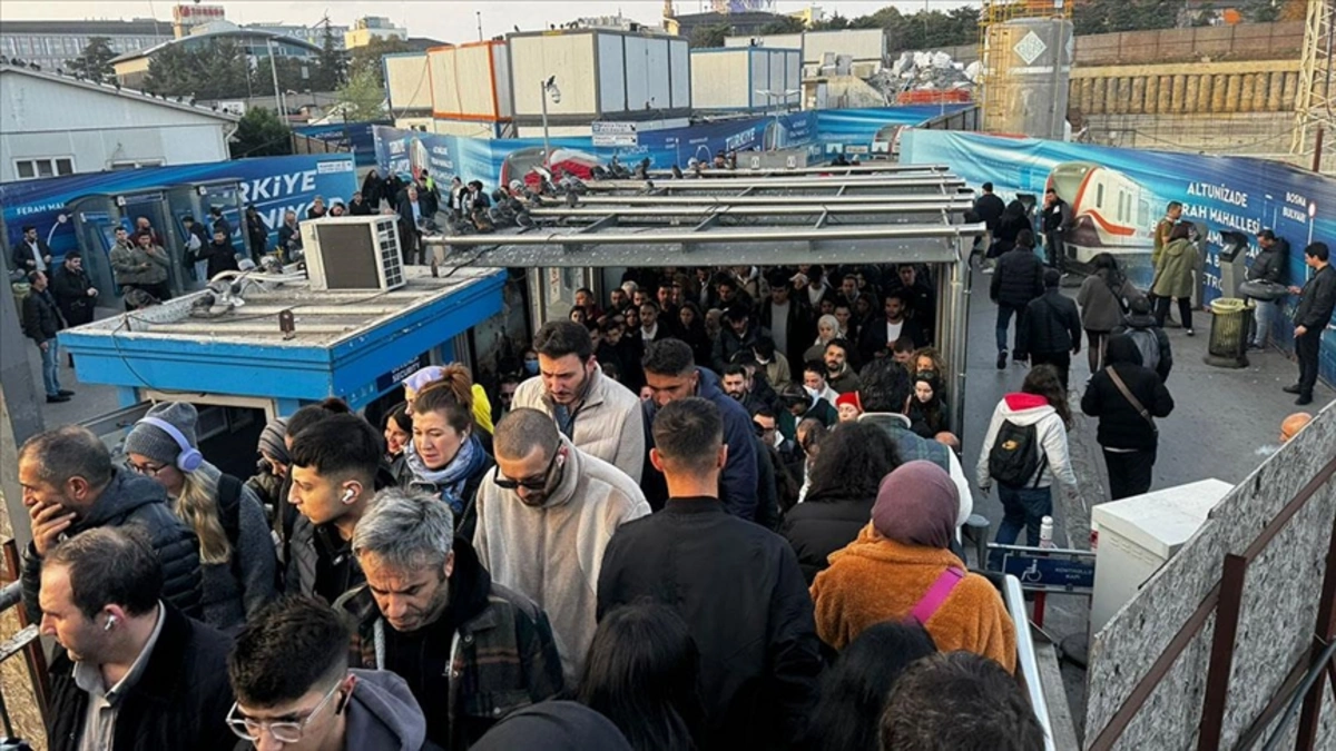 İstanbul'da metrobüs duraklarında yoğunluk yaşanıyor