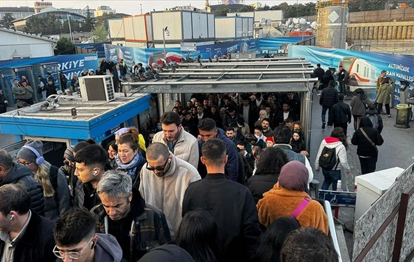 İstanbul'da metrobüs duraklarında yoğunluk yaşanıyor