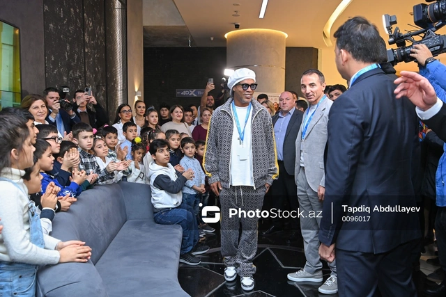 Ronaldinyo "Dəniz Mall"da xüsusi qayğıya ehtiyacı olan uşaqlarla görüşdü