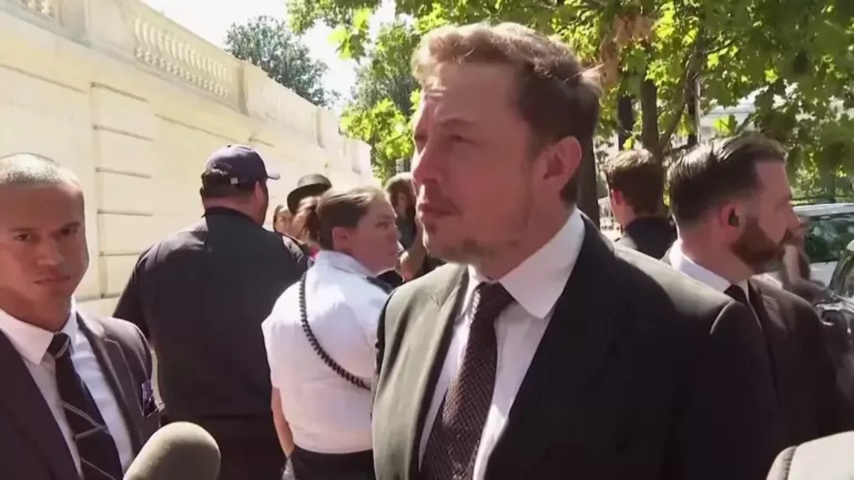 Elon Musk servetine servet katmaya devam ediyor