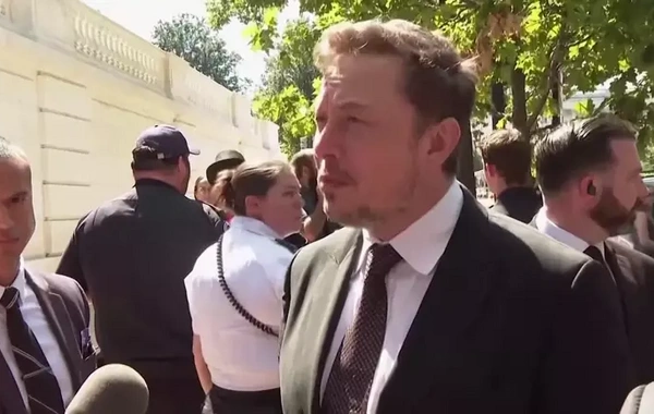 Elon Musk servetine servet katmaya devam ediyor