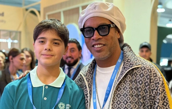 Azerbaycan Cumhurbaşkanı'nın torunu Ronaldinho ile fotoğrafını paylaştı