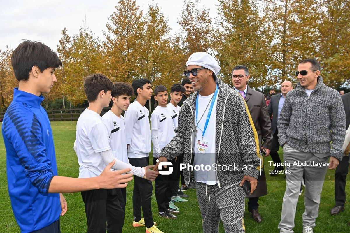 Ronaldinho Azerbaycanlı genç futbolcularla buluştu