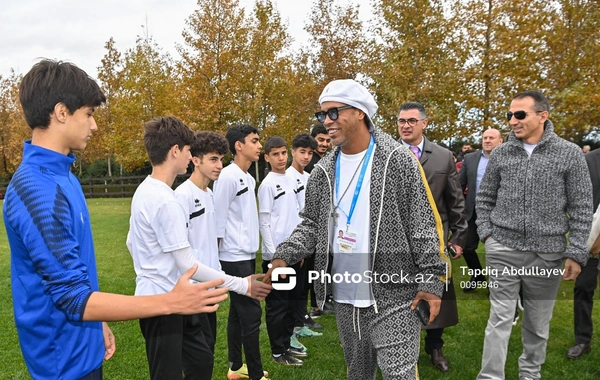 Ronaldinyo azərbaycanlı yeniyetmə futbolçularla görüşüb