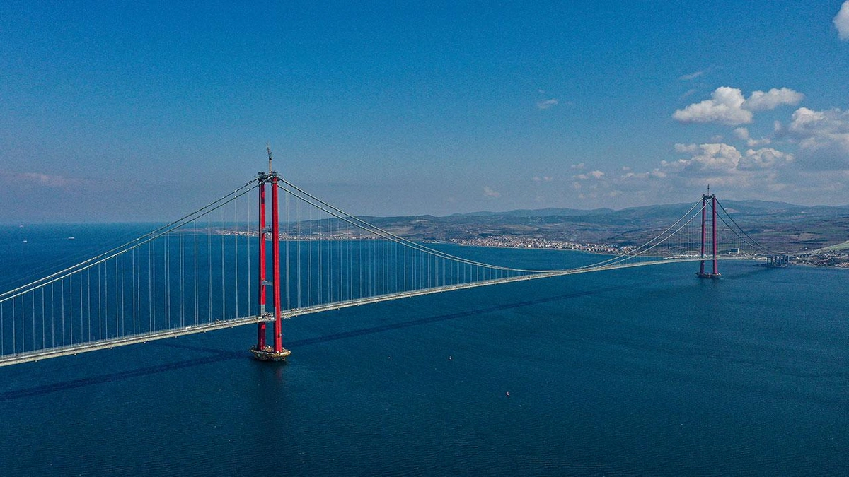 Çanakkale Boğazı dev havuzun geçişi için tek yönlü trafiğe kapatıldı