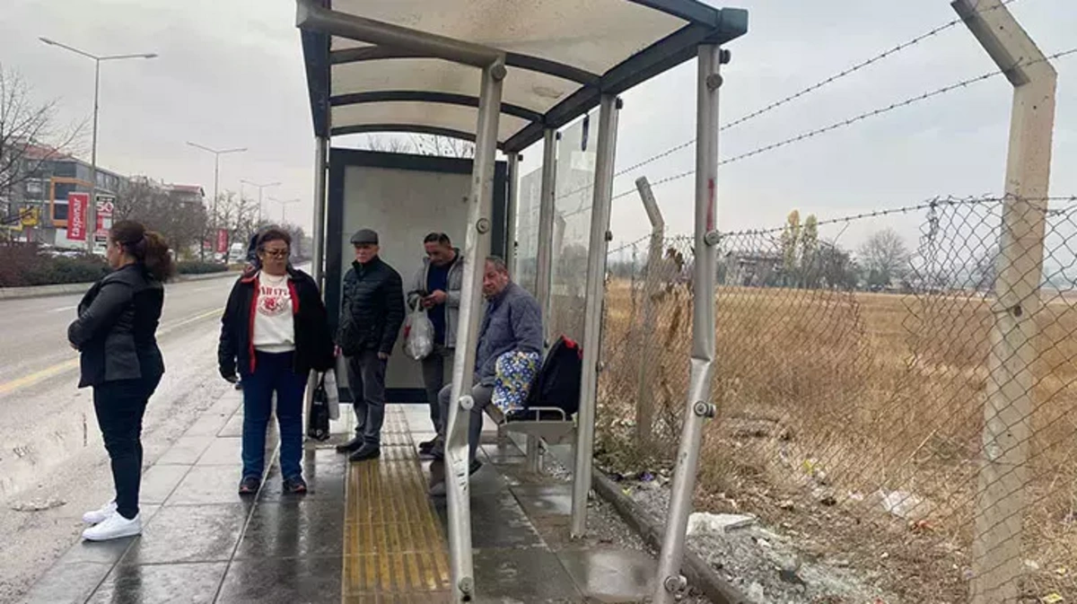 Ankara'da feci kaza: Otomobil, otobüs durağına çarptı, yaralılar var