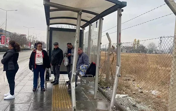 Ankara'da feci kaza: Otomobil, otobüs durağına çarptı, yaralılar var