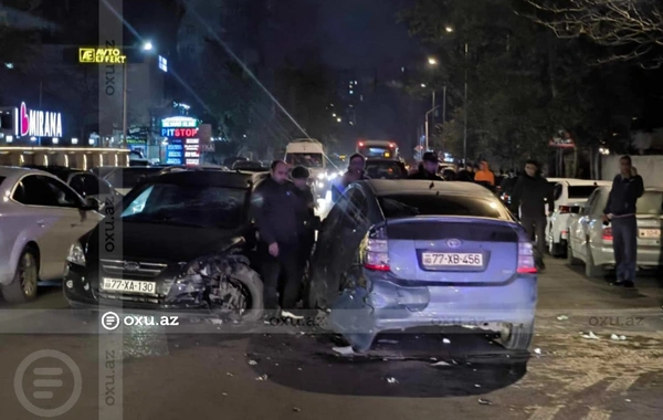 В Баку столкнулись два автомобиля