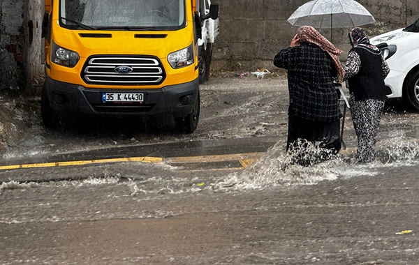 İzmir'i sağanak yağmur esir aldı: İş yerleri sular altında kaldı