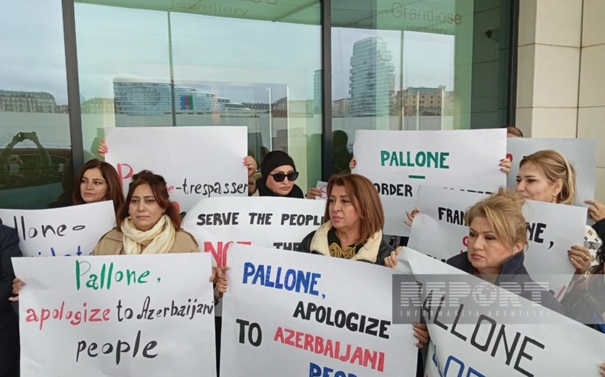 Bakü'de Frank Pallone'a karşı protesto gösterisi düzenleniyor