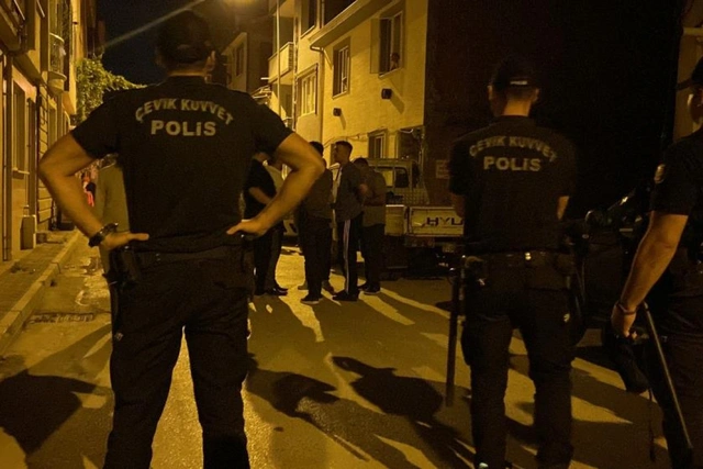 İstanbul'da kimliği belirsiz kişiler polise molotof kokteyli ve patlayıcı attılar