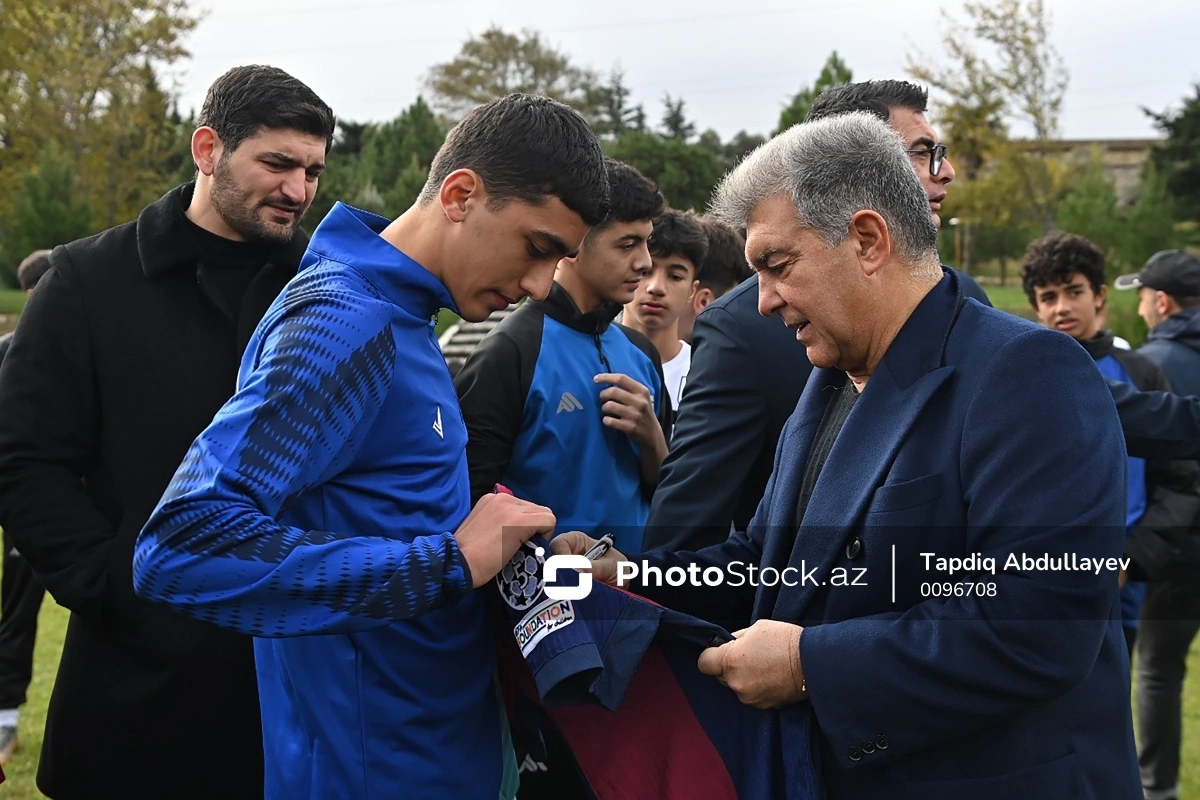 Barcelona'nın başkanı Joan Laporta, Azerbaycan'ın genç futbolcularıyla görüştü