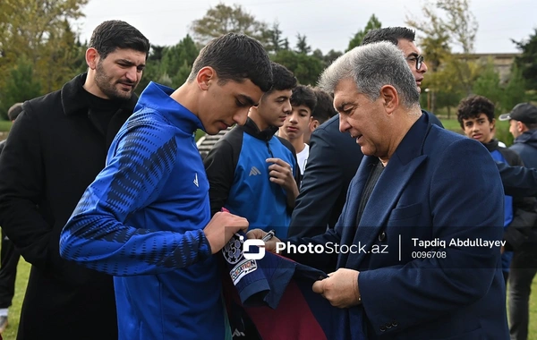 Президент "Барселоны" встретился с юными азербайджанскими футболистами